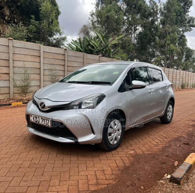 Toyota Vitz 2016 Silver