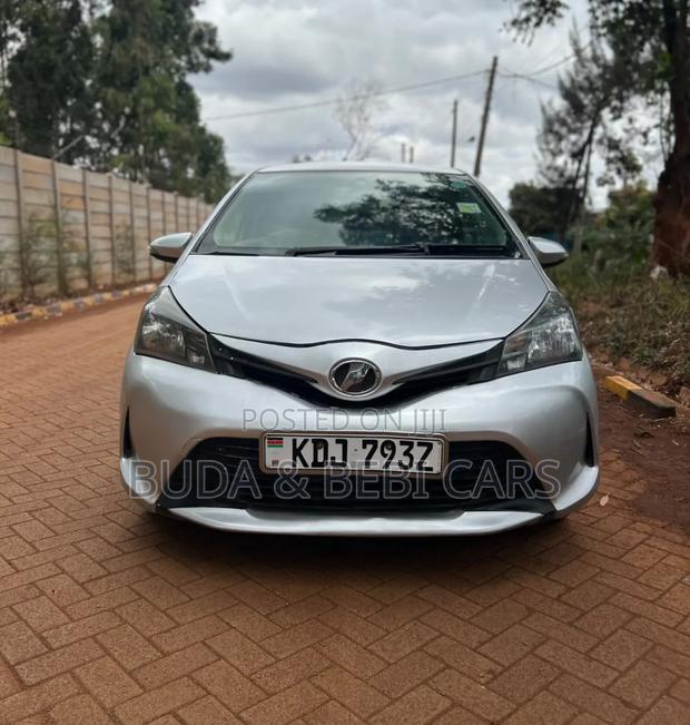 Toyota Vitz 2016 Silver
