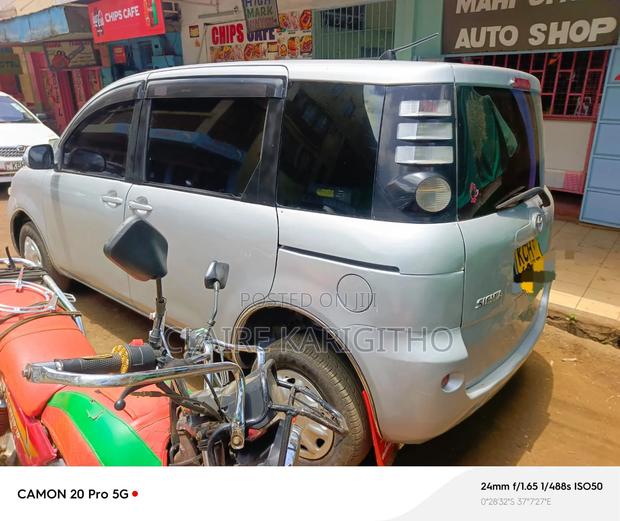Toyota Sienta 1.5 FWD 2010 Silver