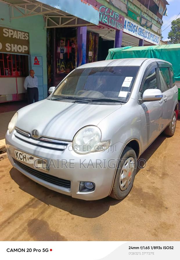 Toyota Sienta 1.5 FWD 2010 Silver