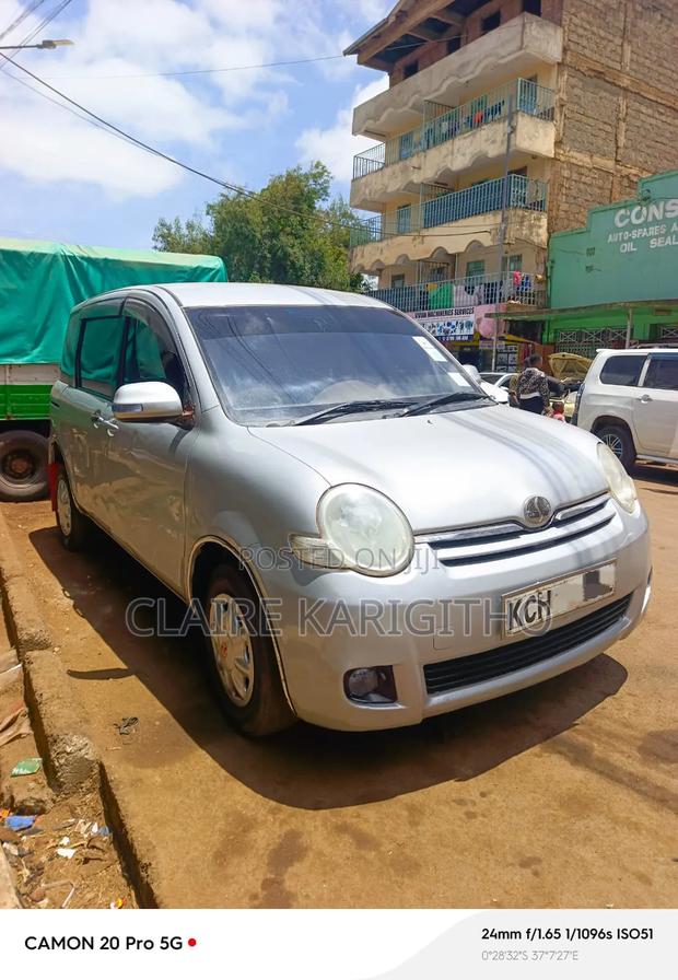 Toyota Sienta 1.5 FWD 2010 Silver