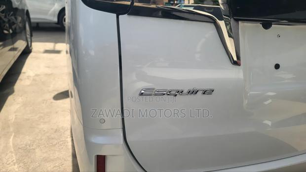 Toyota Esquire 1.8 FWD Hybrid (7 seater) 2019 White