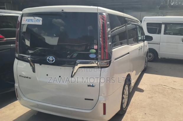 Toyota Esquire 1.8 FWD Hybrid (7 seater) 2019 White