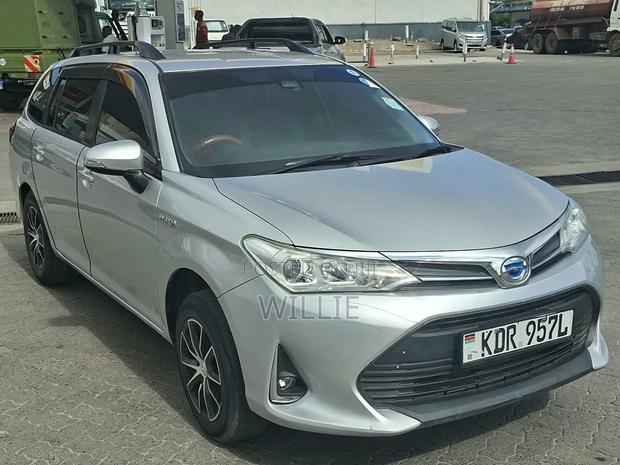 Toyota Corolla Fielder 2017 Silver