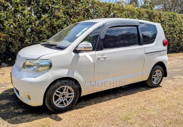 Toyota Porte 2011 White