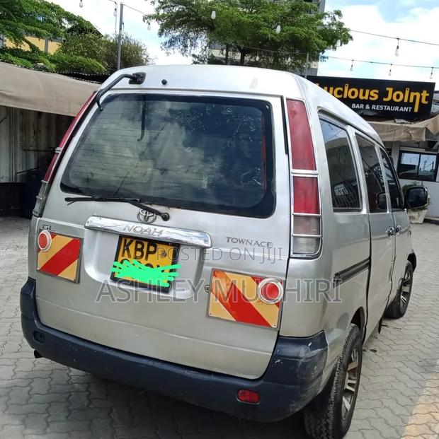 Toyota Noah 2006 Silver