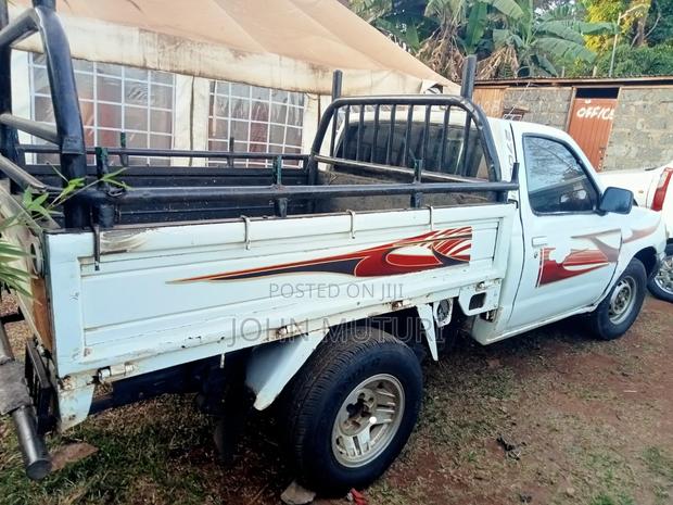 Nissan Hardbody 2004 White