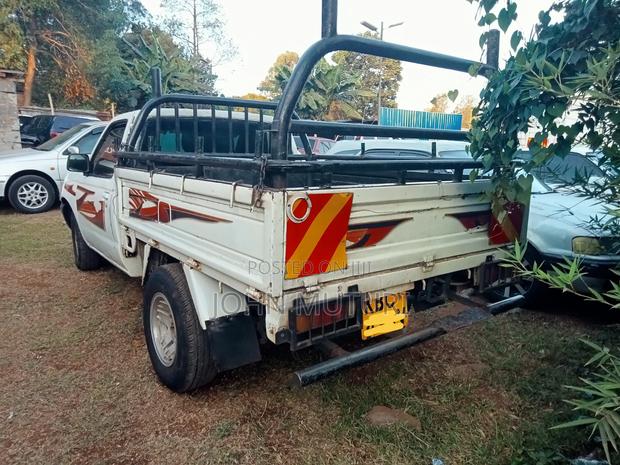 Nissan Hardbody 2004 White
