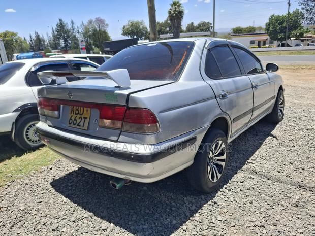 Nissan Sunny 2002 Silver