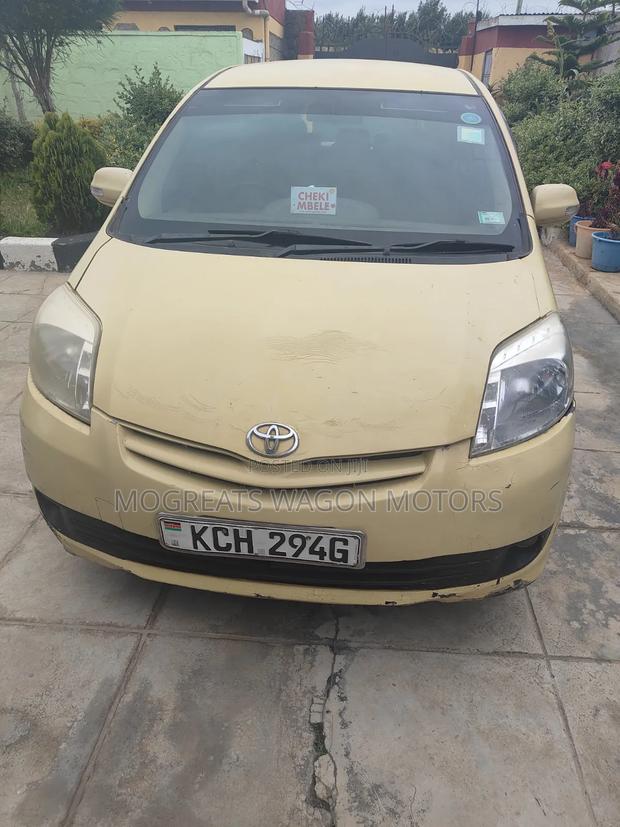 Toyota Passo Sette 2009 Yellow