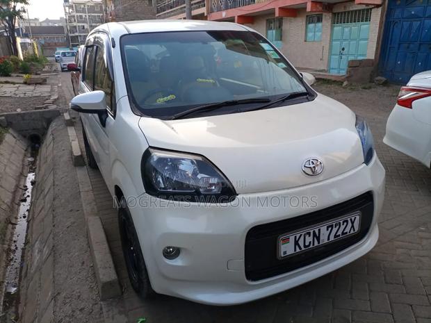 Toyota Porte 2010 White