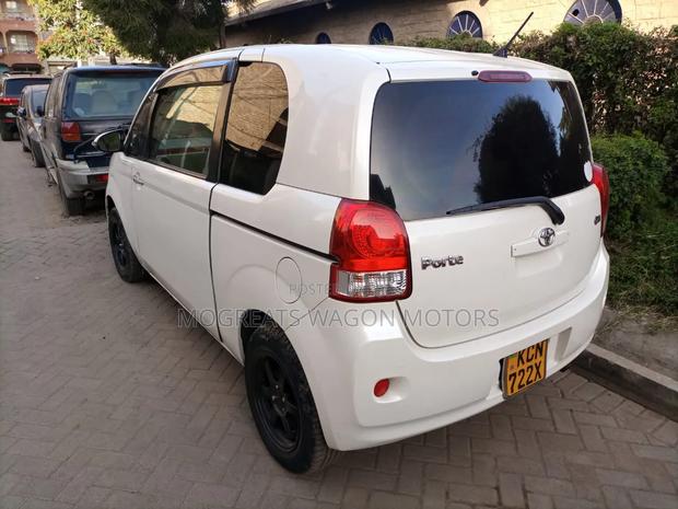 Toyota Porte 2010 White