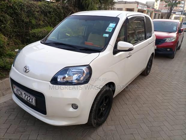 Toyota Porte 2010 White