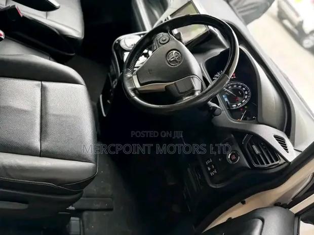 Toyota Esquire 2.0 AWD (8 seater) 2019 Pearl