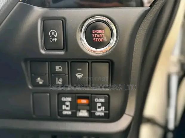 Toyota Esquire 2.0 AWD (8 seater) 2019 Pearl