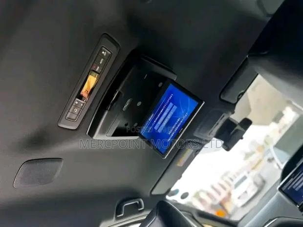 Toyota Esquire 2.0 AWD (8 seater) 2019 Pearl