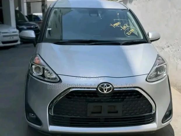 Toyota Sienta 2019 Silver