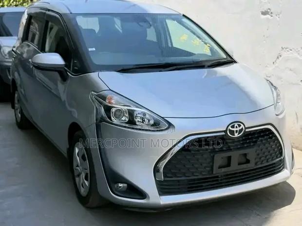 Toyota Sienta 2019 Silver