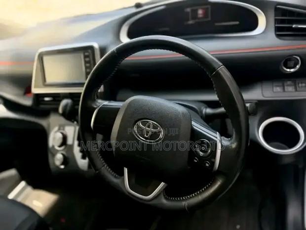 Toyota Sienta 2019 Silver