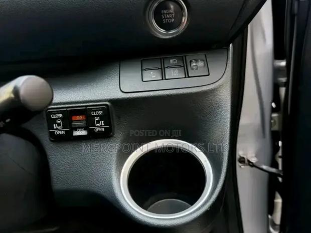 Toyota Sienta 2019 Silver