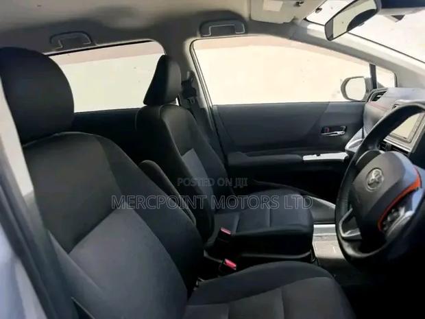 Toyota Sienta 2019 Silver