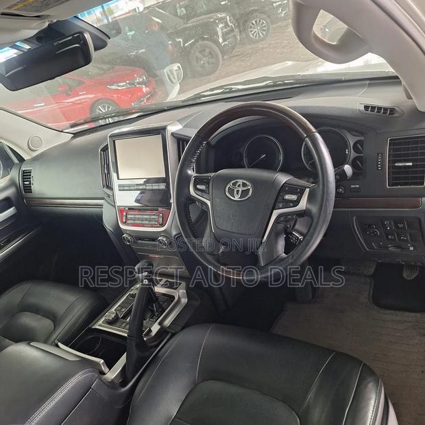 Toyota Land Cruiser 4.6 V8 ZX 2017 Pearl