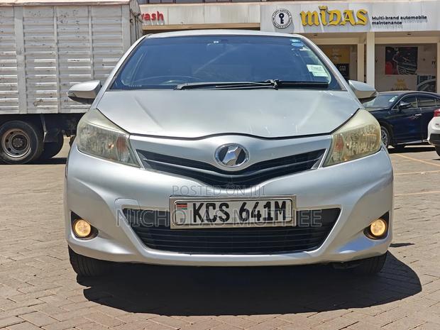 Toyota Vitz 2012 Silver