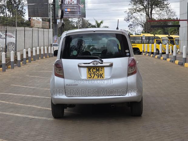 Toyota Ractis 2010 Silver