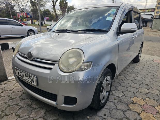 Toyota Sienta 2010 Silver