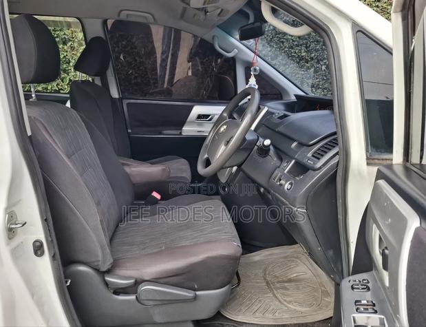 Toyota Noah 2011