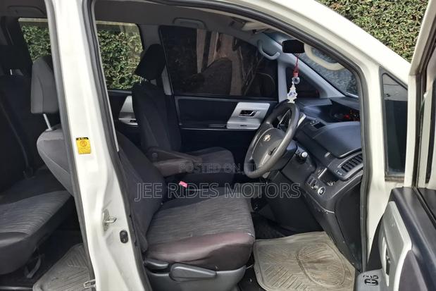Toyota Noah 2011