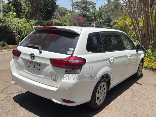 Toyota Corolla Fielder 1.5 Hybrid FWD 2019 White