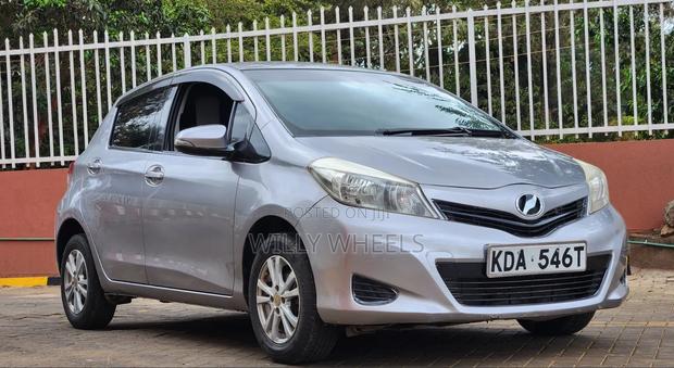 Toyota Vitz 2013 Silver