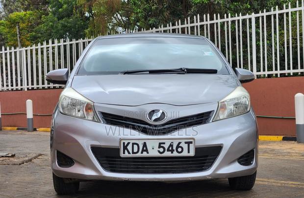 Toyota Vitz 2013 Silver