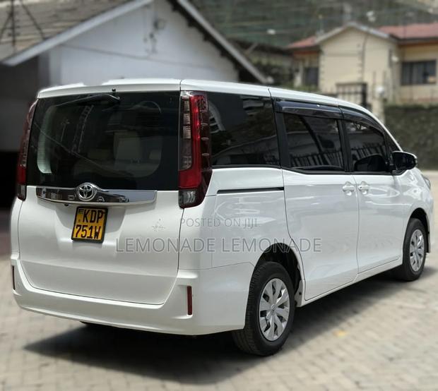 Toyota Noah 2.0 FWD (7 Seater) 2017 Pearl