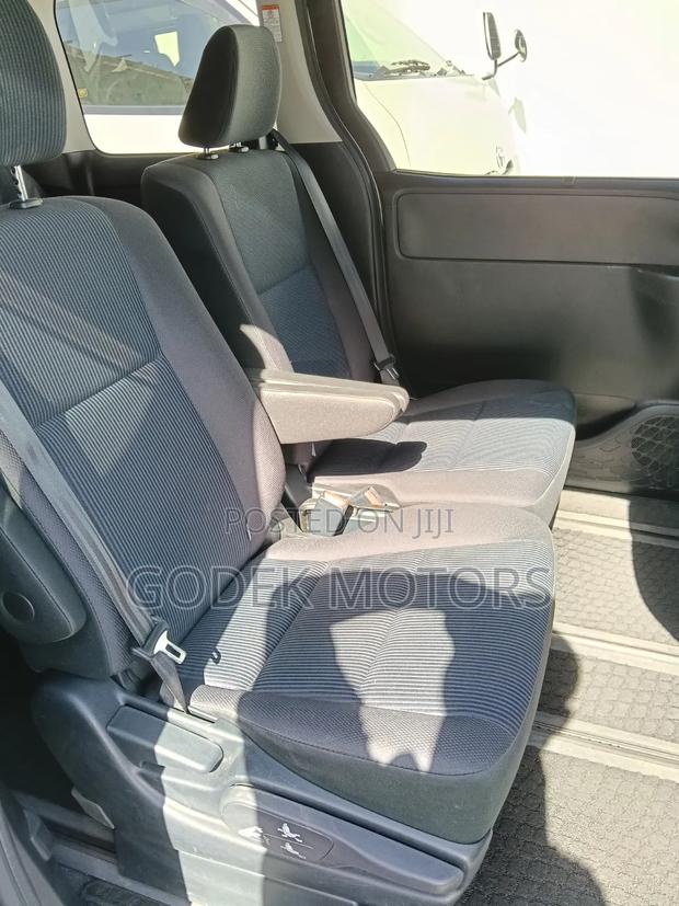 Toyota Noah 1.8 FWD Hybrid (7 seater) 2019 White
