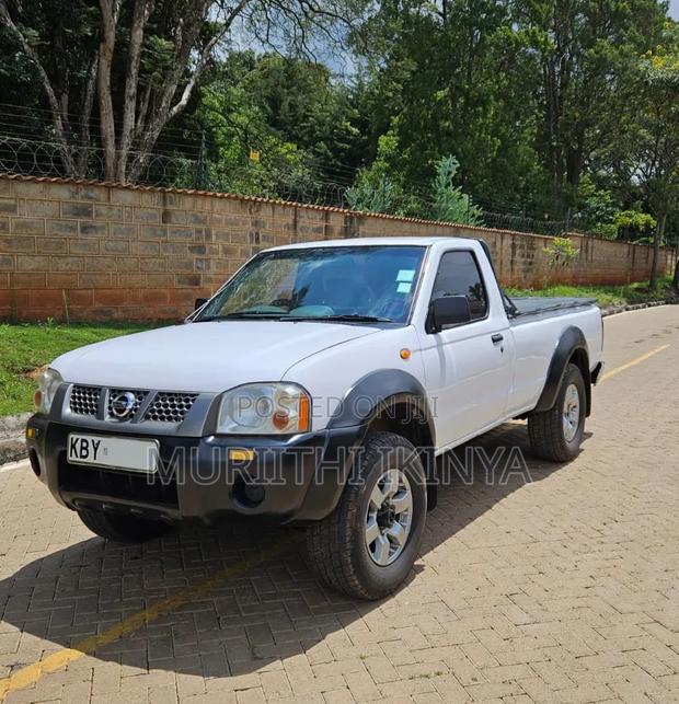 Nissan Hardbody 2013 White