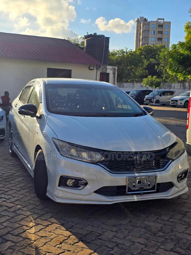 Honda Grace 2019 White