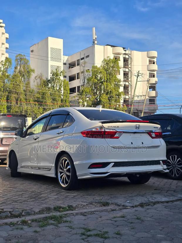 Honda Grace 2019 White