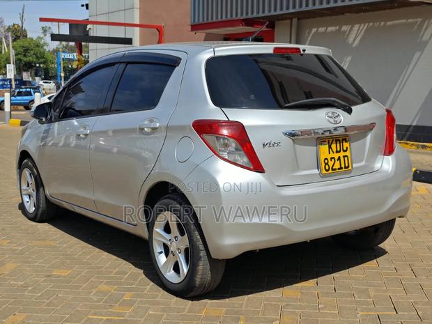 Toyota Vitz 2013 Silver