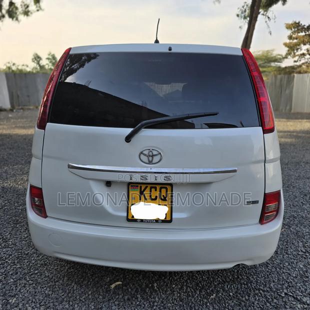 Toyota ISIS 1.8 L 2WD 2012 White