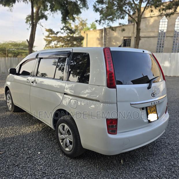 Toyota ISIS 1.8 L 2WD 2012 White