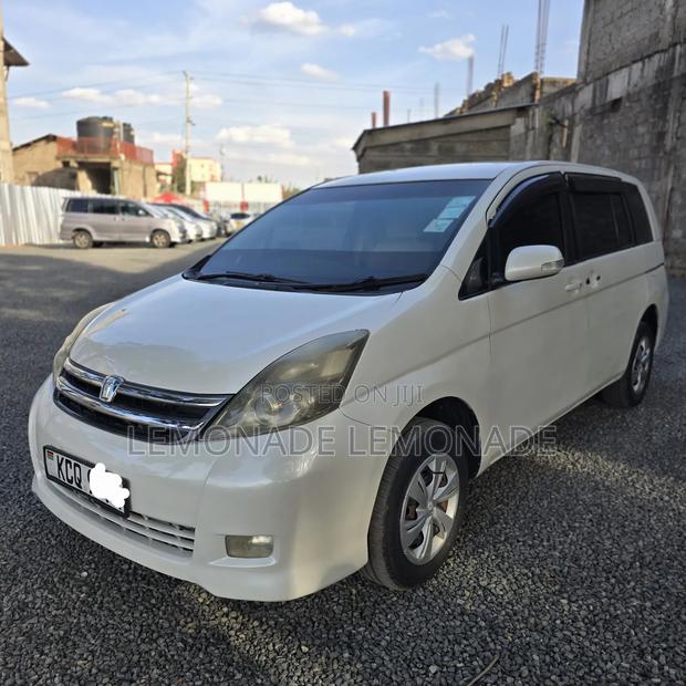 Toyota ISIS 1.8 L 2WD 2012 White