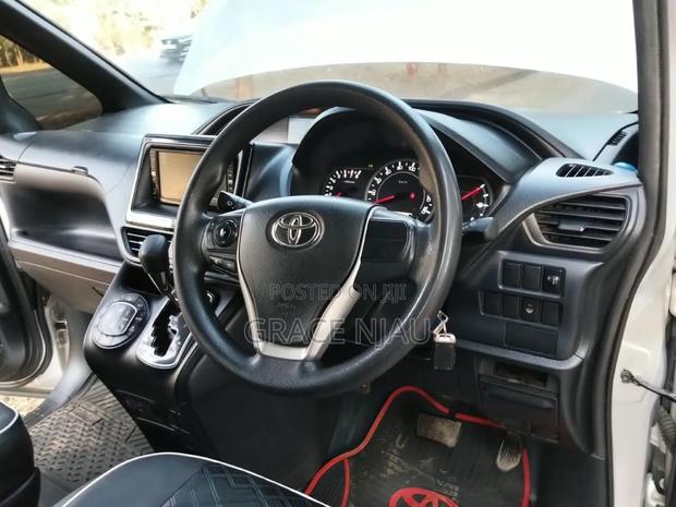 Toyota Noah 2.0 AWD (7 Seater) 2016 Silver