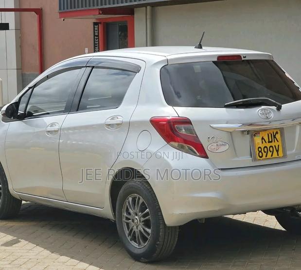 Toyota Vitz 2015 Silver