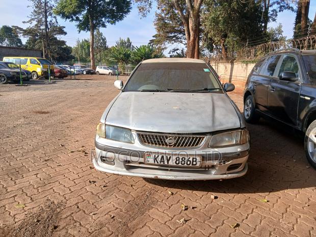 Nissan Sunny 2000 Silver