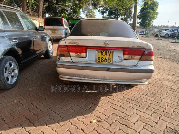 Nissan Sunny 2000 Silver