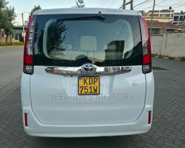 Toyota Noah 2017 Ivory
