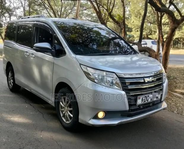 Toyota Noah 2016 Silver