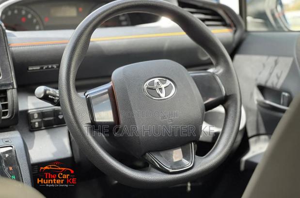 Toyota Sienta 1.5 FWD (6-seater) 2019 Blue